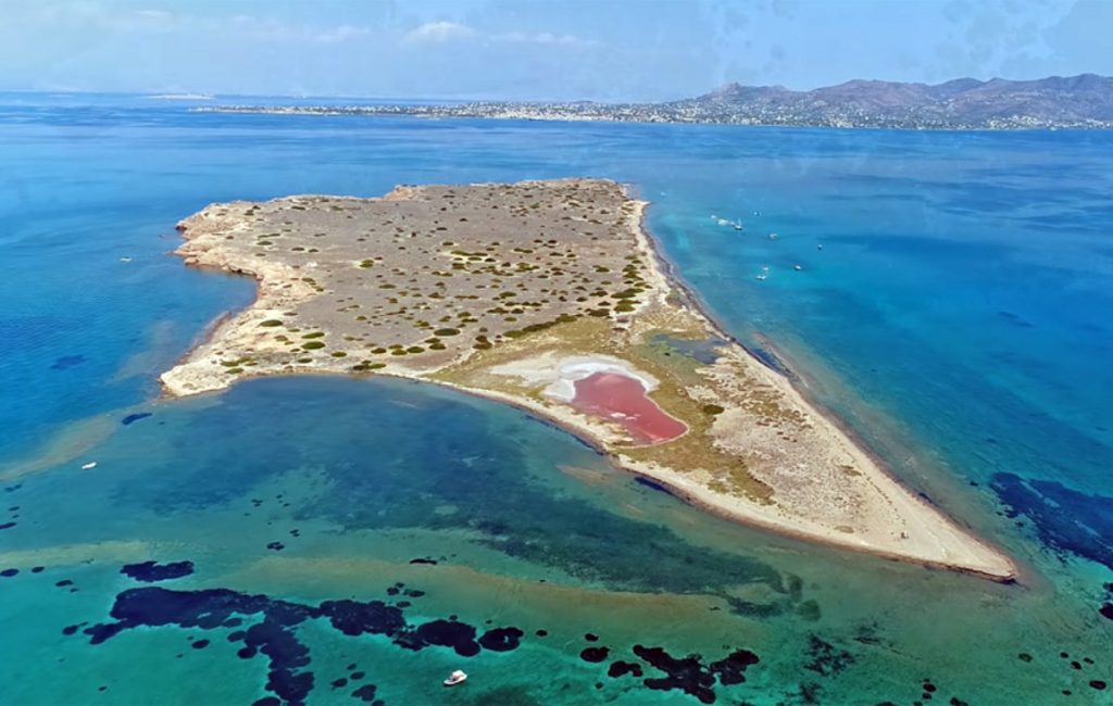 Μετώπη: Η νησίδα ανάμεσα σε Αίγινα και Αγκίστρι με την κατάλευκη άμμο και τα γαλαζοπράσινα νερά
