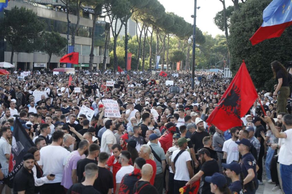 300.000 Αλβανοί διαδηλώνουν κατά Τζάρεντ Κούσνερ και Ν.Τραμπ: «Όχι» στο πολυτελές θέρετρο που αρπάζει περιουσίες