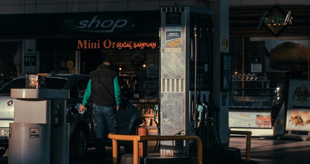 Σκηνές «φαρ ουέστ» στη Ραφήνα: Η στιγμή που ο Αλβανός μαχαιρώνει τρία άτομα σε πρατήριο καυσίμων – Δείτε το βίντεο