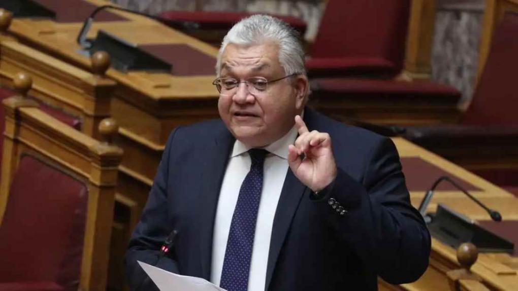 Νίκος Παπαϊωάννου: Επίθεση αγνώστων με φυλλάδια και τρικάκια έξω από το σπίτι του υφυπουργού Παιδείας