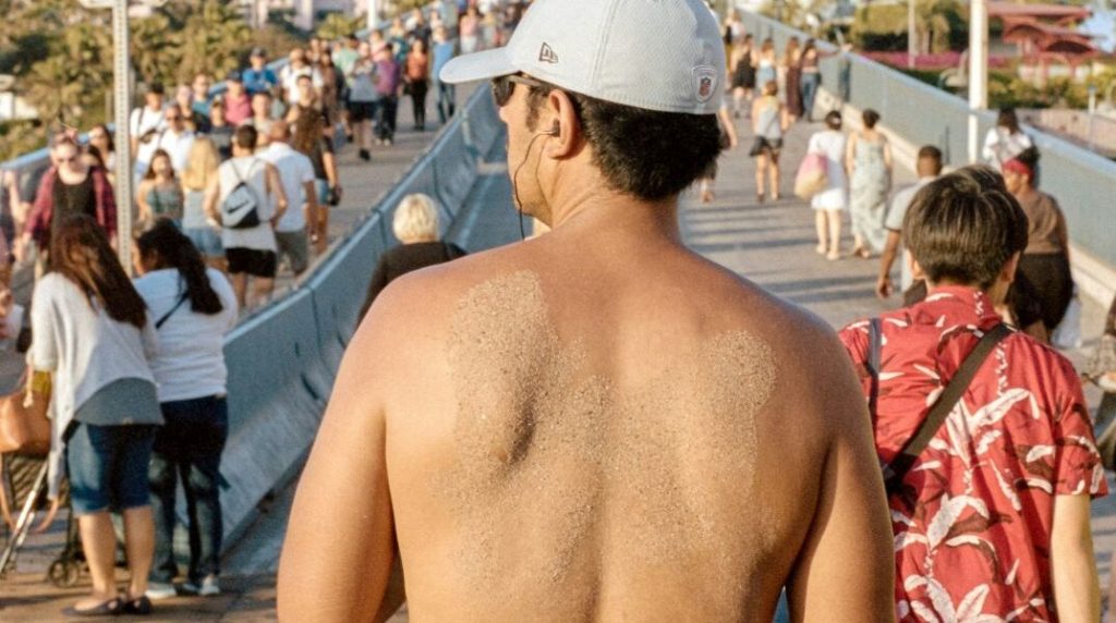 Γαλλικές πόλεις «τιμωρούν» με πρόστιμο 150 ευρώ τους άνδρες που κυκλοφορούν χωρίς μπλούζα εκτός παραλίας