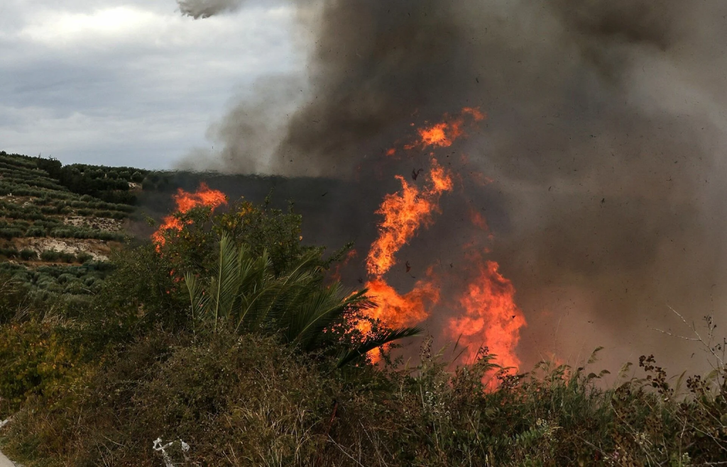 Φωτιά σε χαμηλή βλάστηση στον Χάρακα Κερατέας