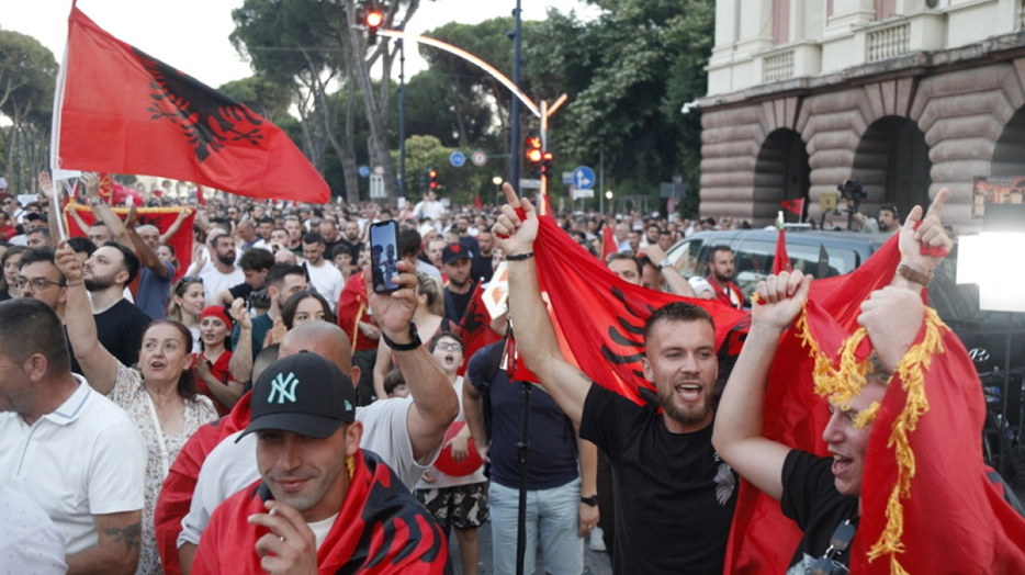 «Η Αλβανία δεν πωλείται»: Χιλιάδες Αλβανοί διαδήλωσαν στο κέντρο των Τιράνων για την επένδυση στη Σβέρνιτσα