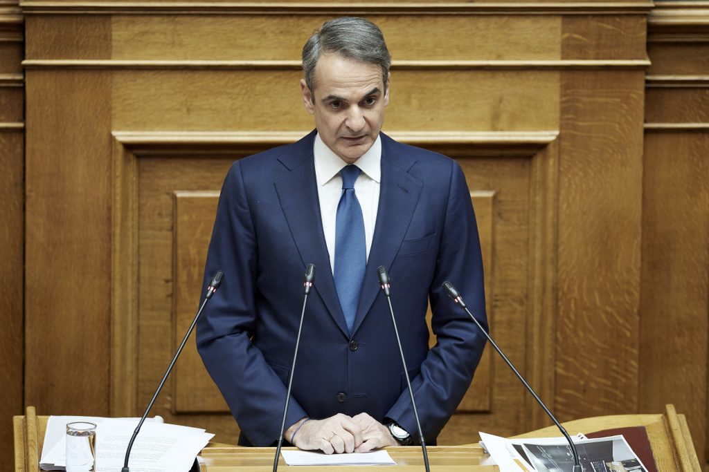Σε εξέλιξη η ομιλία του Κ.Μητσοτάκη στην Βουλή για την ακρίβεια: «Μείωση 10 λεπτών στη βενζίνη και 5 στο ντίζελ»