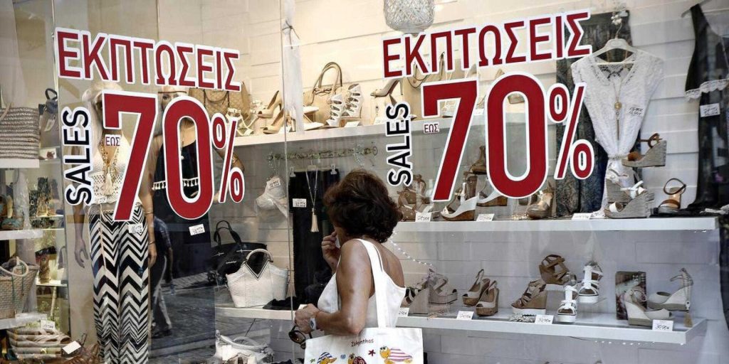 Ξεκινούν αύριο οι θερινές εκπτώσεις – Ποια Κυριακή θα είναι ανοιχτά τα καταστήματα