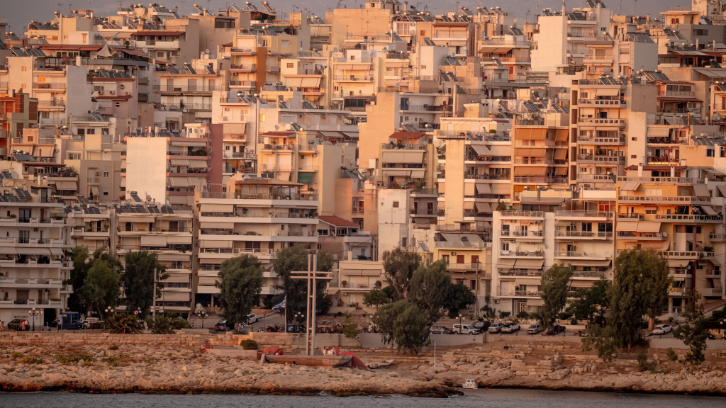 «Έρχονται» μεγάλες αλλαγές στα ακίνητα: Τι θα ισχύει για διαμερίσματα, πολυκατοικίες και ταράτσες
