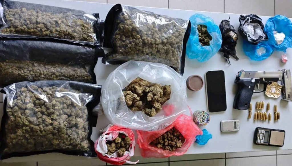 Από ένα δέμα με ναρκωτικά στο Μενίδι η ΕΛΑΣ οδηγήθηκε σε ευρύτερο δίκτυο διακίνησης σε Λάρισα και Μυτιλήνη (φωτο)