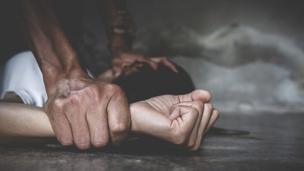 Πακιστανός αποπειράθηκε να ασελγήσει εις βάρος νεαρής μέσα σε κατάστημα στο Λαγονήσι – Τον ακινητοποίησε υπάλληλος!